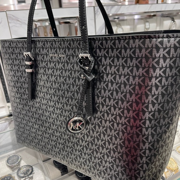 MICHAEL KORS Quinn Large EW Top Zip Metallic Signature Logo Tote Bag
Black 
NWT - Picture 5 of 16